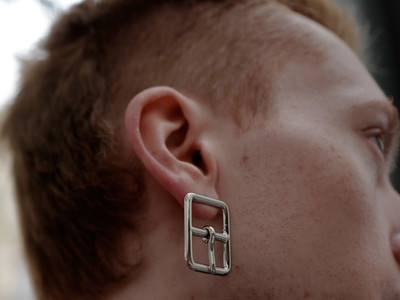 Buckle Earring - © D'heygere