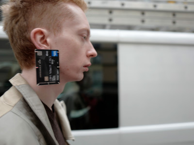 Card Holder Earring - © D'heygere