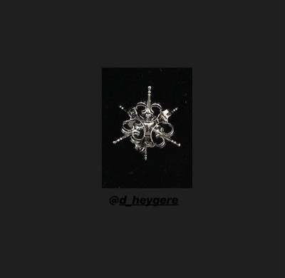 Stud Earrings - © D'heygere